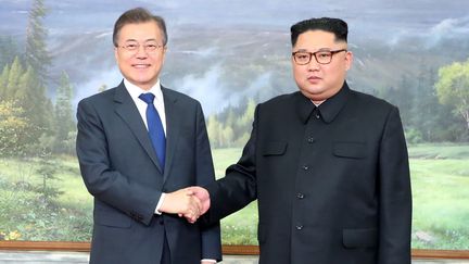 Les deux leaders coréens, Moon Jae-in et&nbsp;Kim Jong-un, à Panmunjom, en Corée du Sud, le 26 mai 2018. (HANDOUT / DONG-A ILBO / AFP)