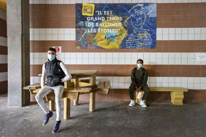 Deux&nbsp;élèves d'un lycée de Nice (Alpes-Maritimes), le 8 juin 2020. (ARIE BOTBOL / HANS LUCAS / AFP)