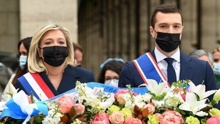 La présidente du Rassemblement national Marine Le Pen et le vice-président du parti Jordan Bardella déposent une gerbe de fleurs devant la statue de Jeanne d'Arc à Paris, le 1er mai 2021. (BERTRAND GUAY / AFP)