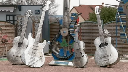 Partie du monument en hommage à Johnny
 (France 3 Culturebox capture d&#039;écran)