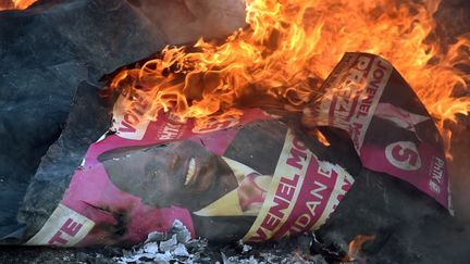 Les affiches de Jovenel Moise, candidat à la présidentielle haïtienne, brûlées par les manifestants. (AFP/ Hector Retamal)