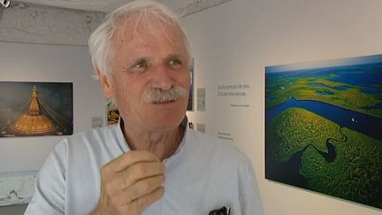 Yann Arthus-Bertrand lors de l'inauguration de son exposition "Le Patrimoine vu du ciel"  au musée de la mer des îles de Lérins
 (France 3 / Culturebox )