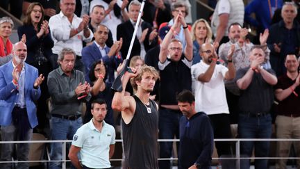 La béquille au lieu de la raquette en l'air, sur le court Central. La mort dans l'âme qui transparait de son regard défait. Et la foule qui acclame le champion blessé. Alexander Zverev avait livré un combat de titan face à Rafael Nadal en demi-finale, trois heures de jeu et même pas deux sets bouclés avant que sa cheville ne se dérobe. Cruelle tragédie pour ce qui s'annonçait comme l'une des batailles de la quinzaine. Elle restera au moins comme le sommet de la dramaturgie. (IBRAHIM EZZAT / NURPHOTO via AFP)