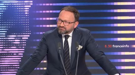 Patrick Mignola, président des députés MoDem à l'Assemblée nationale, dans les studios de franceinfo, le 1er mai 2022. (CAPTURE ECRAN / FRANCEINFO)