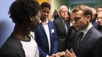 Emmanuel Macron en visite à Calais : quels choix sur l'immigration ?