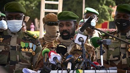 Le colonel Assimi Goïta, président du CNSP (Comité national pour le salut du peuple) s'adresse à la presse lors de la cérémonie du 60e anniversaire de l'indépendance du Mali à Bamako, le 22 septembre 2020. (MICHELE CATTANI / AFP)