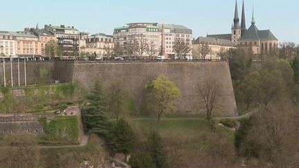 Pour un meilleur salaire minimum, certains Français sont prêts à traverser la frontière en direction du Luxembourg. Mais il y a également un revers de la médaille : la difficulté de trouver un logement à un prix raisonnable.&nbsp; (FRANCE 3)