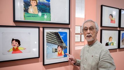 Le dessinateur et animateur japonais&nbsp;Yoichi Kotabe, devant des planches du dessin animé "Heidi", objet d'une exposition à Zurich jusqu'au 13 octobre 2019.&nbsp;&nbsp;&nbsp; (FABRICE COFFRINI / AFP)