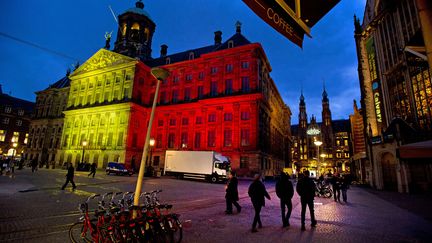 En signe de solidarité, le palais royal d'Amsterdam (Pays-Bas) s'est éclairé aux couleurs de la Belgique.&nbsp; (EVERT ELZINGA / ANP)