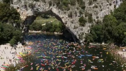 Ardèche : à Vallon-Pont-d'Arc, la surfréquentation touristique pose question