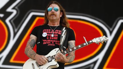 Jesse Hughes, chanteur du&nbsp;goupe "Eagles of Death Metal", sur la scène du Hellfest à Clisson (Loir-Atlantique), le 22 juin 2019. (MAXPPP)