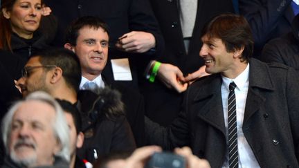 Le ministre de l'Int&eacute;rieur, Manuel Valls, avec le directeur sportif du PSG, Leonardo, le 6 mars 2013 au Parc des Princes. (REAU ALEXIS / SIPA)