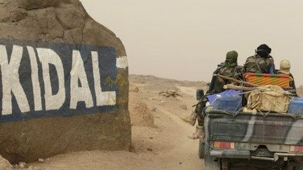 Des soldats maliens arrivent à Kidal, dans le nord du Mali, après une patrouille, le 26 Juillet 2013. (AFP PHOTO / KENZO TRIBOUILLARD)