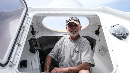 L'aventurier&nbsp;Jean-Jacques Savin, le 28 mai 2021 à&nbsp;Lège-Cap-Ferret (Gironde). (PHILIPPE LOPEZ / AFP)