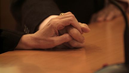 Un couple de personnes âgées se tient par la main. Photo d'illustration. (QUIM LLENAS / COVER)