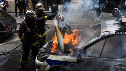 Une voiture de police incendiée, en marge d'une manifestation contre "la haine anti-flic" organisée à Paris le 18 mai 2016. (MAXPPP)