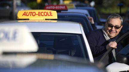 Des auto-écoles manifestant à Paris, le 18 avril 2017. (LIONEL BONAVENTURE / AFP)