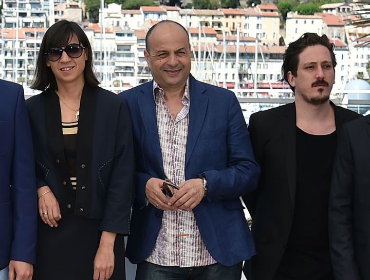 Au centre le cinéaste tunisien, Lotfi Achour le 21 mai 2016 lors du Festival de Cannes (ALBERTO PIZZOLI / AFP)