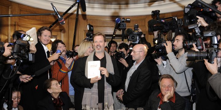 Alexi Jenni pose avec avec son livre "L'Art français de la guerre" alors qu'il vient d'être récompensé du prix Goncourt, le 2 novembre 2011 au restaurant Drouant, à Paris. (BERTRAND GUAY / AFP)