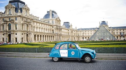 Balade en 2CV électrique (Quatre roues sous un parapluie)