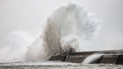 Pour Jean Viard, "c'est une épopée qui s'ouvre, une épopée tragique parce qu'on a déréglé la nature, mais en même temps, c'est un combat pour se dire : on va gagner la guerre climatique, un combat gigantesque, celui du siècle entier qui arrive." (GUILLAUME SALIGOT / MAXPPP)