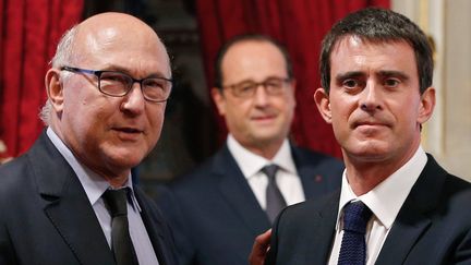 Le ministre des Finances, Michel Sapin, le Premier ministre, Manuel Valls, et François Hollande, le 19 octobre 2014 à l'Elysée (Paris). (YOAN VALAT / AFP)