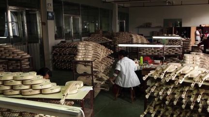 Direction la Chine, le numéro 1 mondial de la lutherie. Le pays concentre 70% de la production de violons.&nbsp; (CAPTURE ECRAN FRANCE 2)