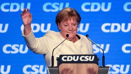 La chancelière allemande Angela Merkel lors d'un meeting du parti conservateur chrétien démocrate la CDU et de son&nbsp;cousin bavarois la CSU à Munich le 24 septembre 2021. (THOMAS KIENZLE / AFP)