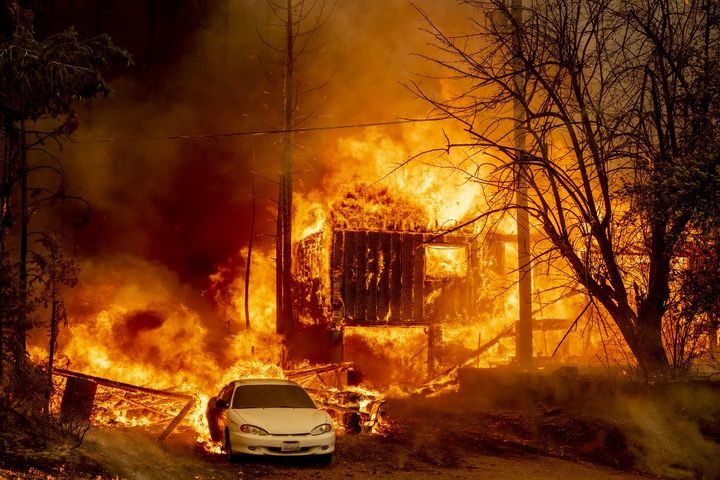 Une maison dévorée par les flammes, le 5 août 2021 à Greenville (Californie, Etats-Unis). (JOSH EDELSON / AFP)