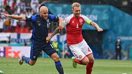 Simon Kjaer intervient devant Teemu Pukki lors de Danemark-Finlande, le 12 juin (JONATHAN NACKSTRAND / AFP)