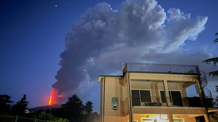 De la lave, de la vapeur et des cendres jaillissent d'un cratère du volcan Etna, tôt le 4 août 2024, à Catane, en Sicile (Italie). (GIUSEPPE DISTEFANO / ETNA WALK / AFP)