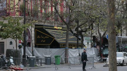 Des policiers gardent l'entrée du Bataclan, au lendemain des attentats du 13 novembre 2015, ayant fait 130 morts.&nbsp; (JACQUES DEMARTHON / AFP)