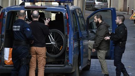 Merouane Benahmed, ancien membre du GIA, escorté par des gendarmes, le 18 décembre 2015. (PASCAL PAVANI / AFP PHOTO)