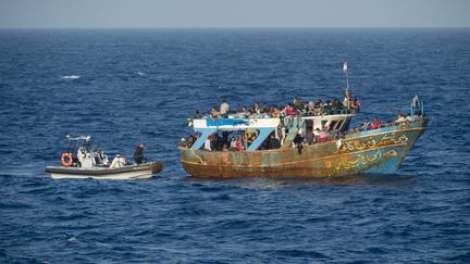 Une embarcation de migrants en M&eacute;diterran&eacute;e, le 31 ao&ucirc;t 2015. (SEBASTIEN CHENAL / MARINE NATIONALE / AFP)