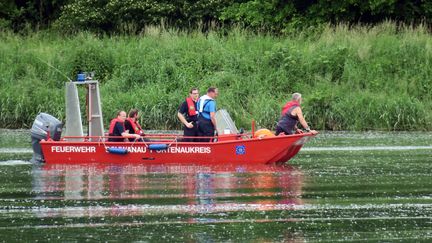 Une embarcation inspecte le Rhin, où un canot pneumatique transportant quatre personnes a chaviré, le 30 mai 2019.&nbsp; (MAXPPP)