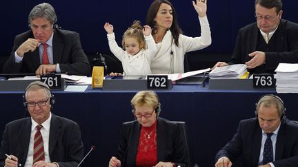 La d&eacute;put&eacute; italienne Licia Ronzulli (C) et sa fille Victoria prennent part &agrave; un vote au Parlement europ&eacute;en &agrave; Strasbourg (Bas-Rhin), le 23 octobre 2012. (VINCENT KESSLER / REUTERS)