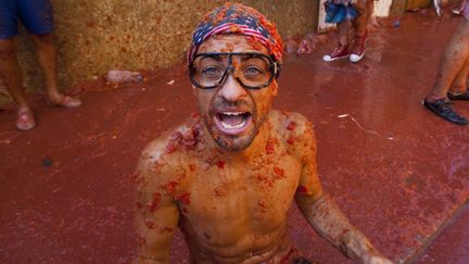 Un des nombreux participants &agrave; la c&eacute;l&egrave;bre "tomatina" dans le village de Bunol (Espagne), le 29 ao&ucirc;t 2012. (BIEL ALINO / AFP)