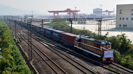 Le train de fret et ses conteneurs, lors de l'arrivée&nbsp;en gare de Yiwu (Chine), samedi 29 avril 2017, une ville de deux millions d'habitants au sud de Shangaï. (STR / AFP)