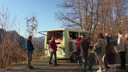 Hautes-Alpes : une épicerie ambulante à la rencontre des petits villages isolés
 (France 2)