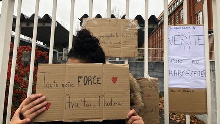 Les élèves ont affichés des mots à l'entrée de leur lycée.&nbsp; (ALEXIS MOREL / RADIO FRANCE)