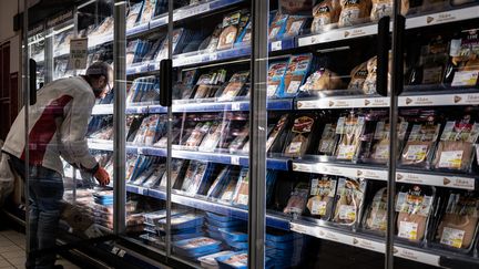 Dans un supermarché de Bordeaux, le 2 décembre 2022. Photo d'illustration. (PHILIPPE LOPEZ / AFP)