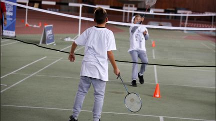 Deux adolescents jouent au badminton (photo d'illustration). (LUC NOBOUT / MAXPPP)