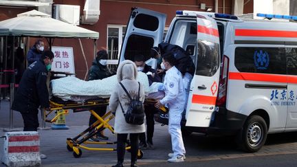 Un patient atteint de Covid-19 est pris en charge par une ambulance, le 22 décembre 2022, à Pékin (Chine). (ICHIRO OHARA / YOMIURI / AFP)