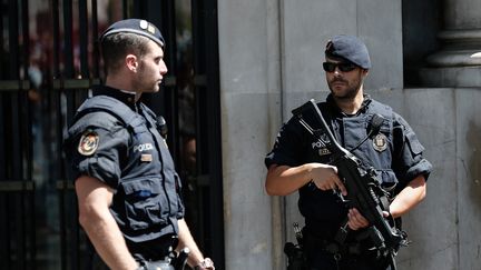 Des policiers catalans assurent la sécurité des passants autour de La Rambla à Barcelone, le 18 août 2017. (BURAK AKBULUT / AFP)