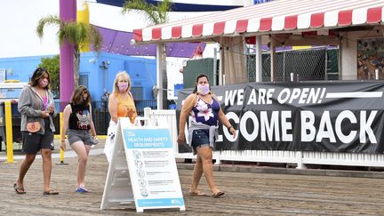 Des passants portant un masque à&nbsp;Santa Monica (Californie). (FREDERIC J. BROWN / AFP)