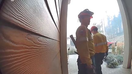 Les résidents de Kelowna utilisent des caméras de sonnette pour remercier les équipes de pompiers. (Capture d'écran Youtube)