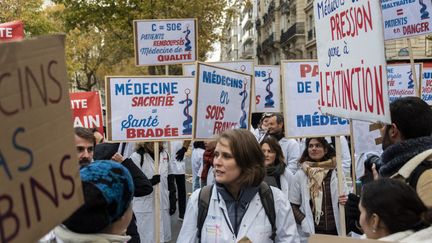 Des milliers de médecins libéraux manifestent à Paris le 1 décembre 2022. (MAGALI COHEN / HANS LUCAS / AFP)