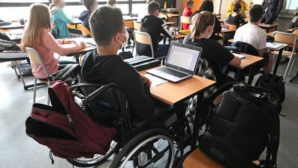 Un enfant en situation de handicap dans une classe inclusive à Bischheim (Alsace), le 17 septembre 2020. (JEAN-MARC LOOS / MAXPPP)