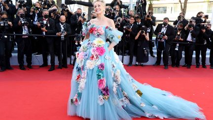 L'incroyable robe bleue recouverte de fleurs multicolores de Sharon Stone a attiré tous les regards lors de sa montée des marches.&nbsp; (VALERY HACHE / AFP)