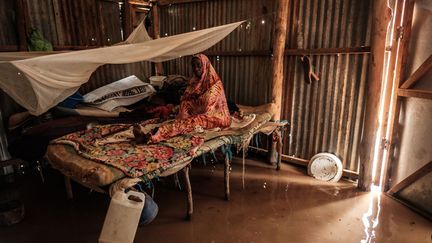 les réfugiés s'abritent comme ils le peuvent. Cette femme, aveugle, attend sur un lit sommaire que l'eau baisse dans le camp. De nombreux Somaliens espéraient partir aux Etats-Unis pour retrouver de la famille, mais le décret anti-immigration de Donald Trump a anéanti les espoirs de milliers d'habitants du camp, que Nairobi voudrait bien fermer. Si le projet a été bloqué par la Haute-Cour kényane, obligeant le gouvernement à accueillir les réfugiés, ce dernier refuse de les enregistrer et de leur donner des papiers à leur arrivée dans le pays. Il les privent ainsi d'accès aux biens de première nécessité: nourriture, abri et soins médicaux. Fin 2017, le HCR a dénombré 5400 Somaliens dans ce cas à Dadaab, mais des ONG locales pensent qu'ils seraient bien plus. Rien qu'en 2017, elles estiment que 24.000 personnes venant de Somalie ont franchi la frontière en raison de l'insécurité dans leur pays mais aussi de la sécheresse. (Yasuyoshi CHIBA / AFP)